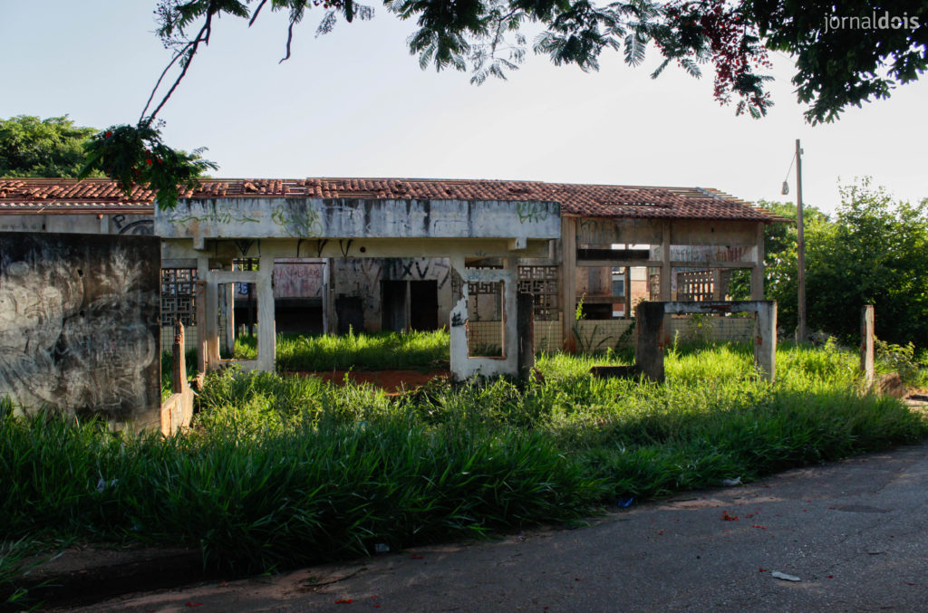 A estrutura da escola municipal ocupa quase um quarteirão inteiro; os prédios estão destelhados, com tijolos quebrados. (Foto: Ana Carolina Moraes/ Jornal Dois)