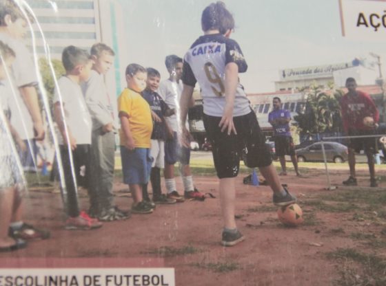 Também oferece aulinhas de futebol e atuou na limpeza do lago no Parque Vitória Régia (Foto: Acervo)
