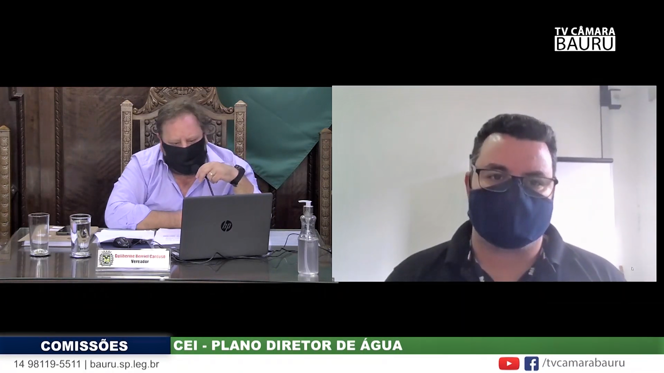 À direita, o servidor Eriton Luís Corrêa, diretor financeiro do DAE desde fevereiro de 2021, em depoimento à CEI no dia 18 de junho deste ano (Imagem: TV Câmara Bauru/Reprodução)